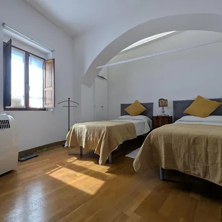 Dei Leoni - 50 Mt Dalla Basilica Di San Francesco 아시시